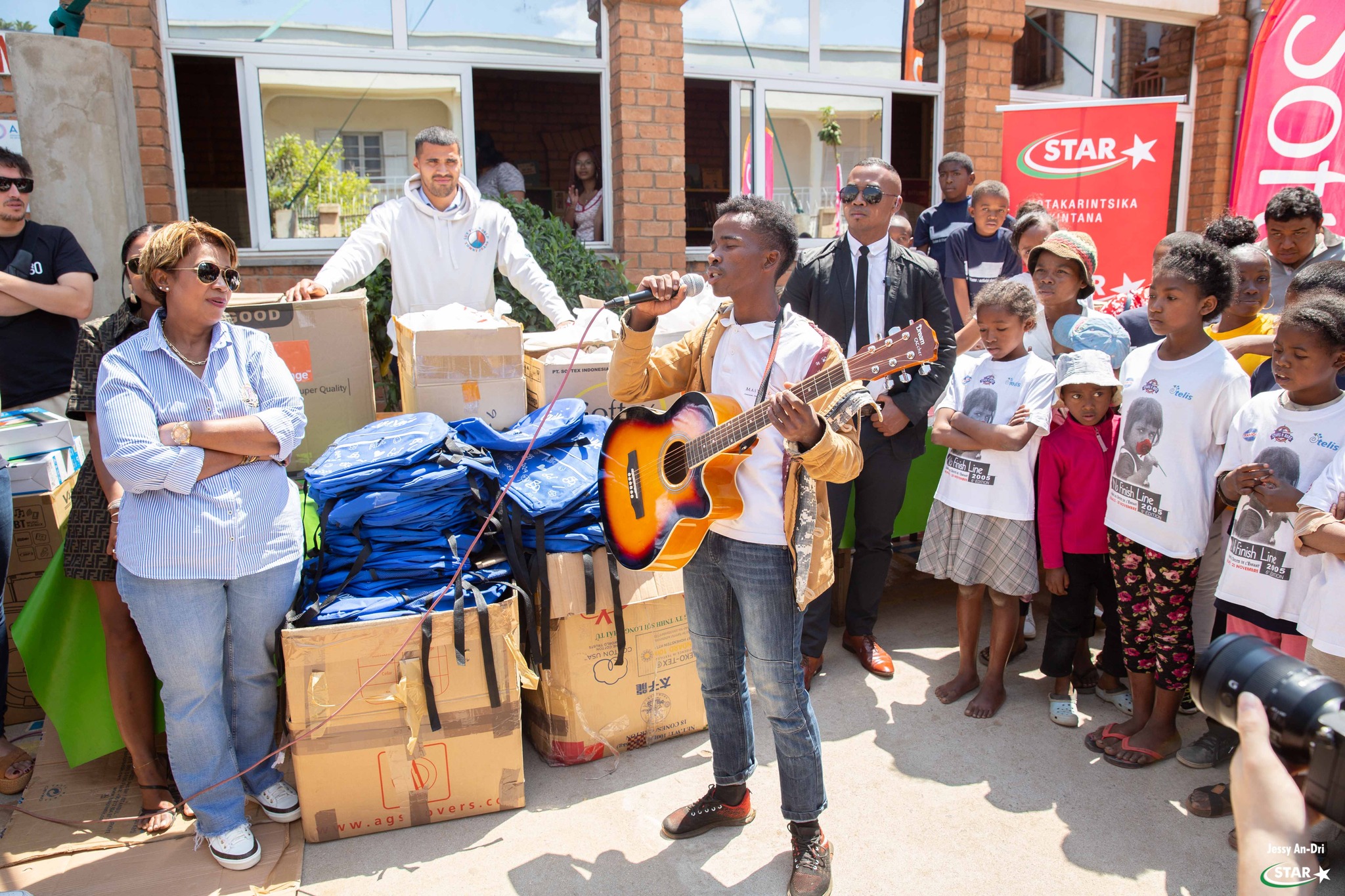 Remise de dons en présence de la star internationale Dadju à l’association Graines de bitumes