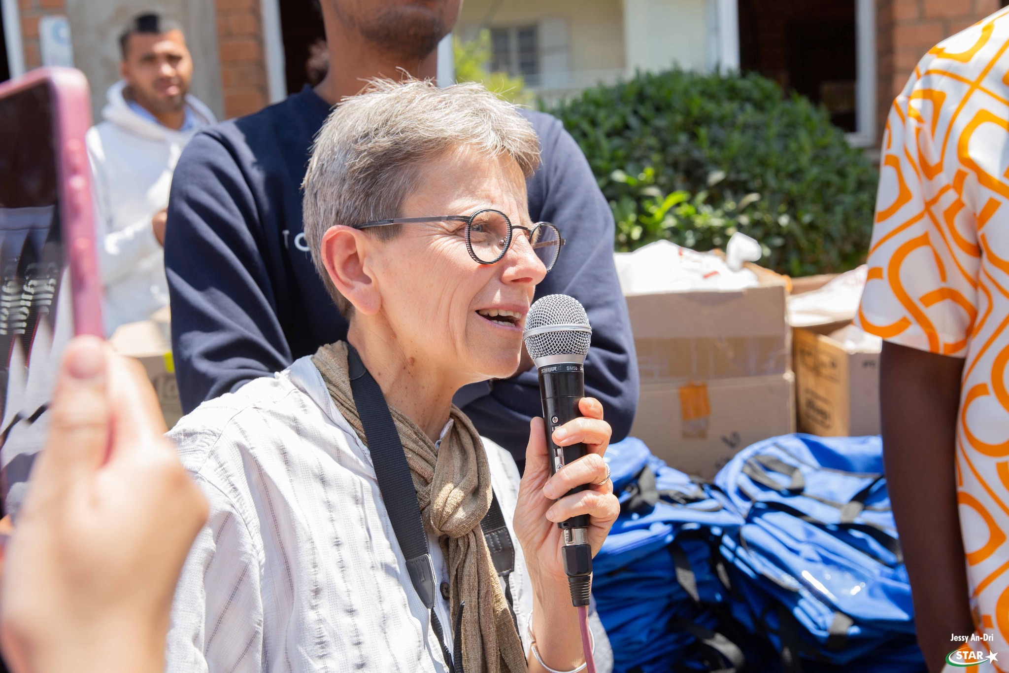 Remise de dons en présence de la star internationale Dadju à l’association Graines de bitumes