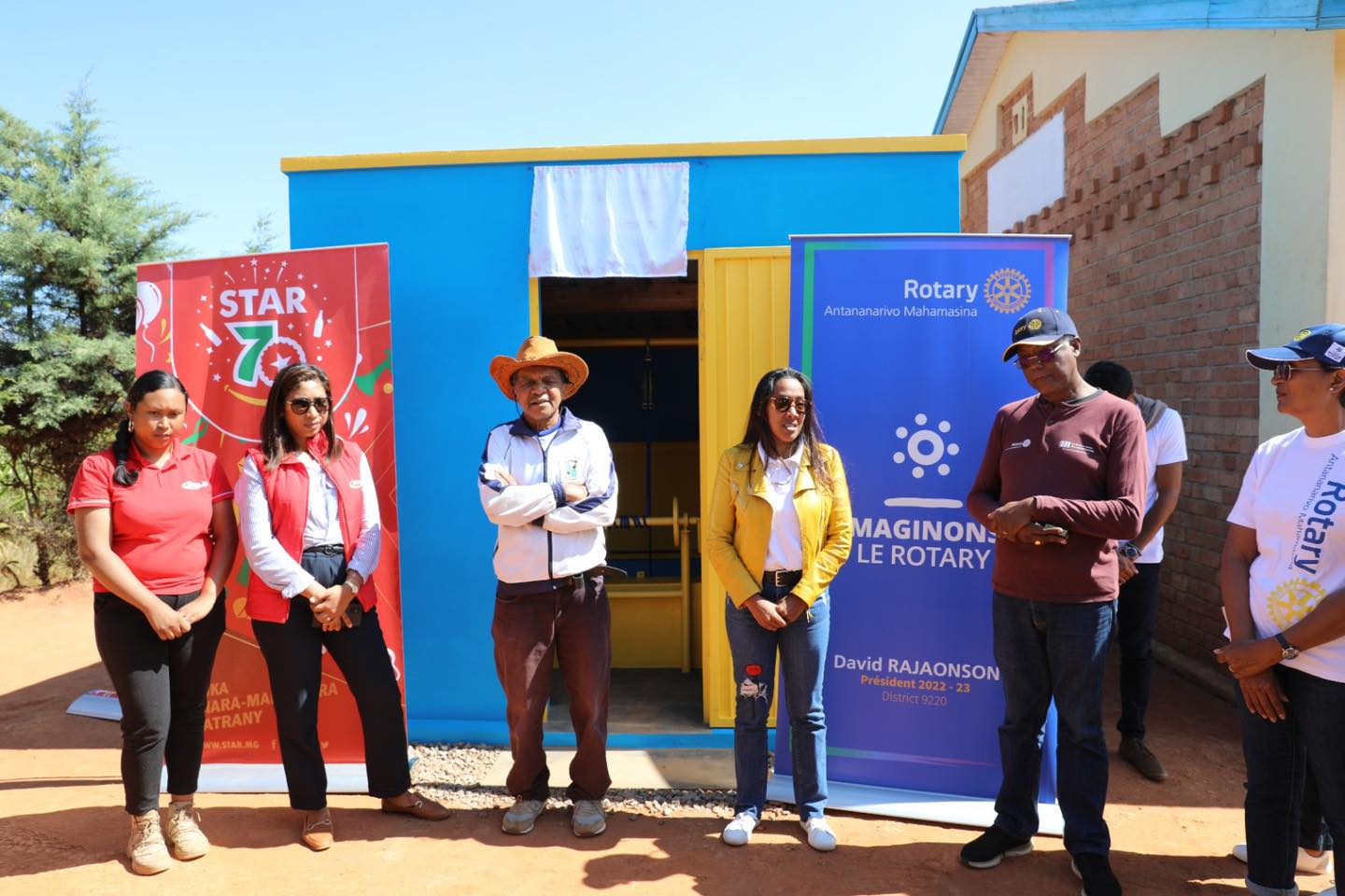 Inauguration du point d'eau dans la commune d'Ambohimanga par la STAR et le Rotary Club