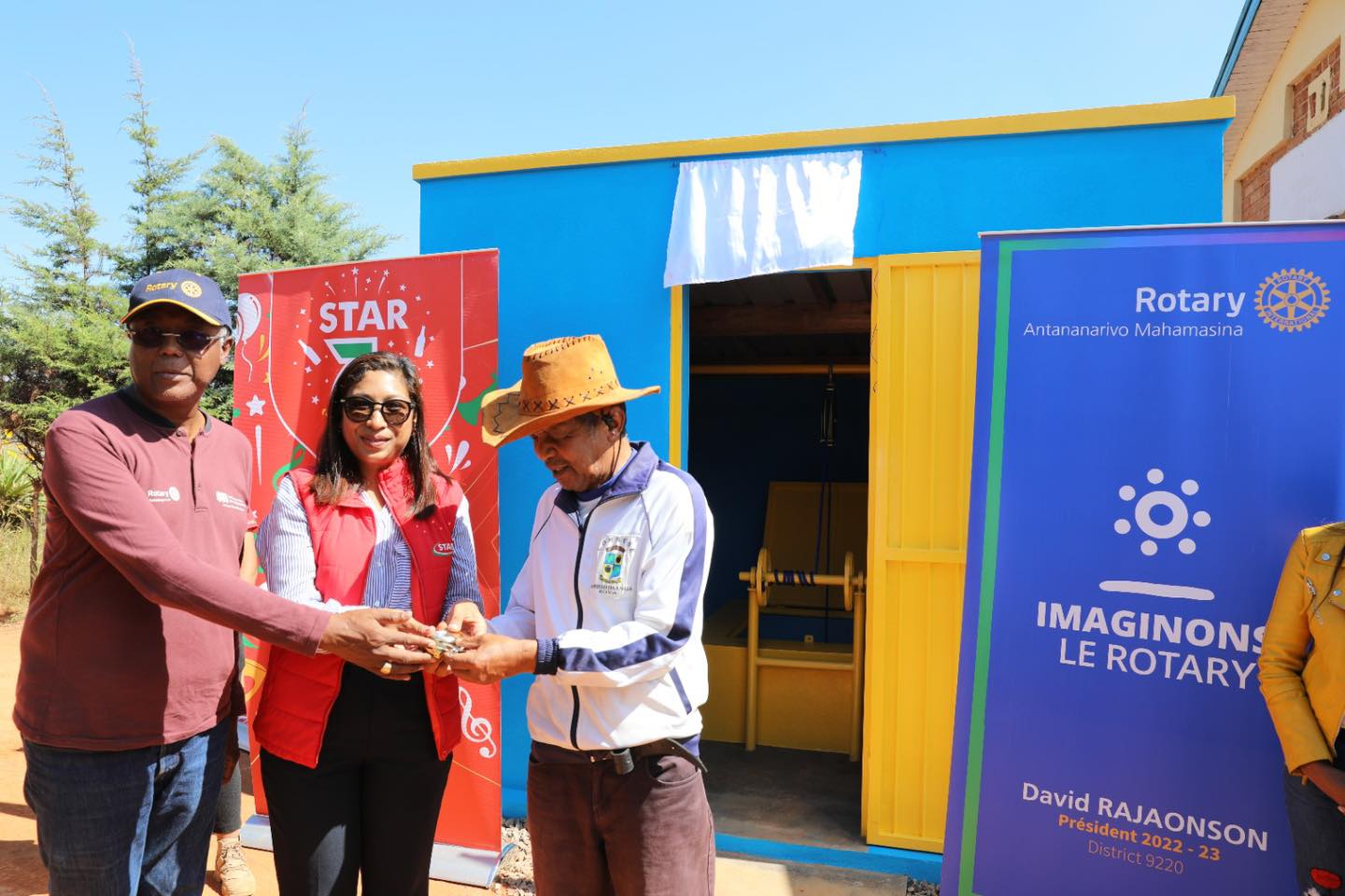 Inauguration du point d'eau dans la commune d'Ambohimanga par la STAR et le Rotary Club
