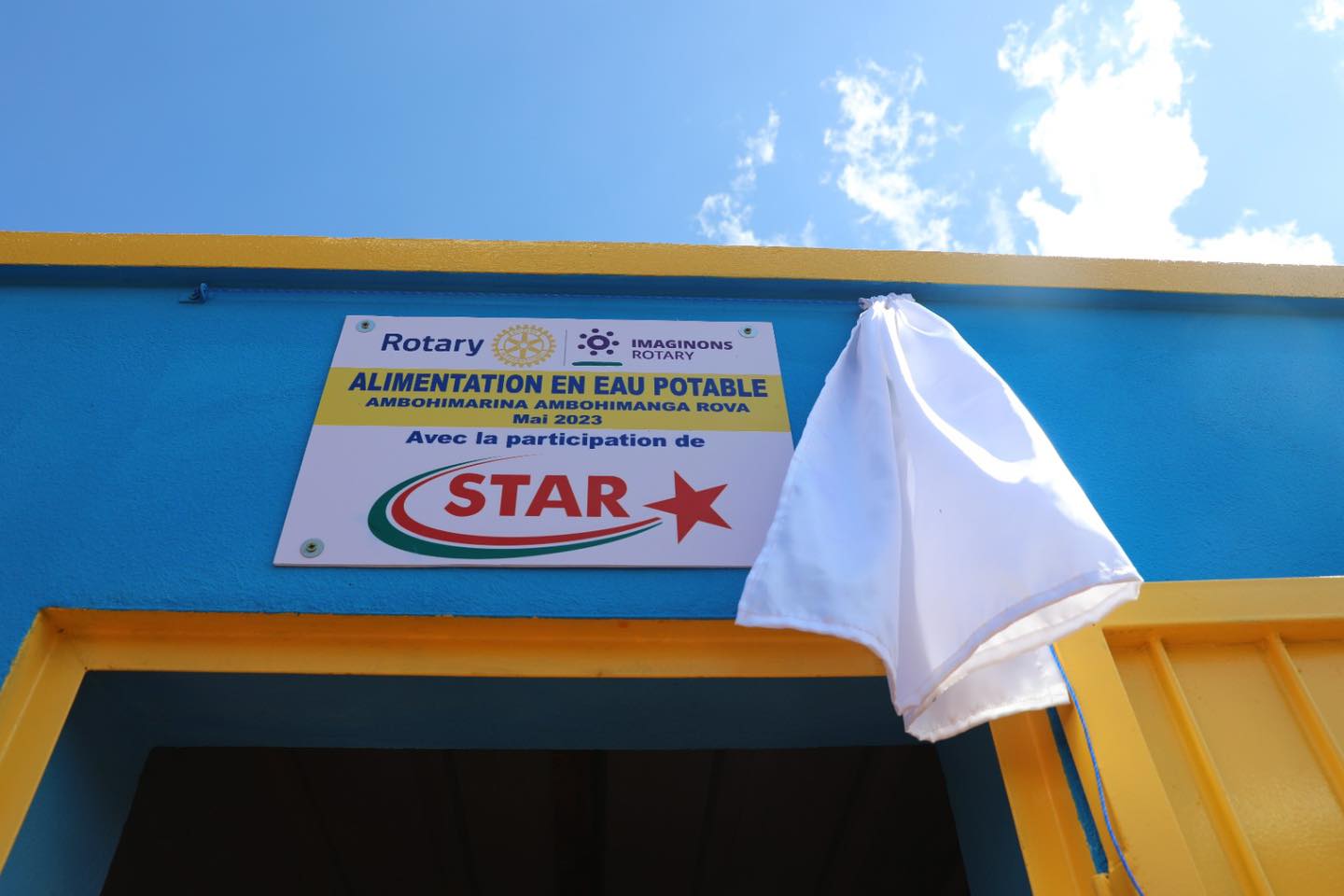 Inauguration du point d'eau dans la commune d'Ambohimanga par la STAR et le Rotary Club