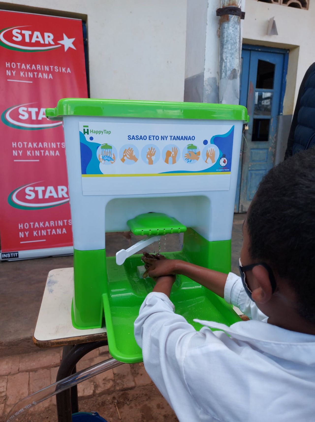 Dotation à l’EPP Antanimena II et la Commune d'Andranonahoatra de dispositifs de lavage des mains et savons