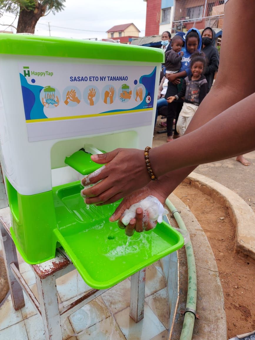 Dotation à l’EPP Antanimena II et la Commune d'Andranonahoatra de dispositifs de lavage des mains et savons