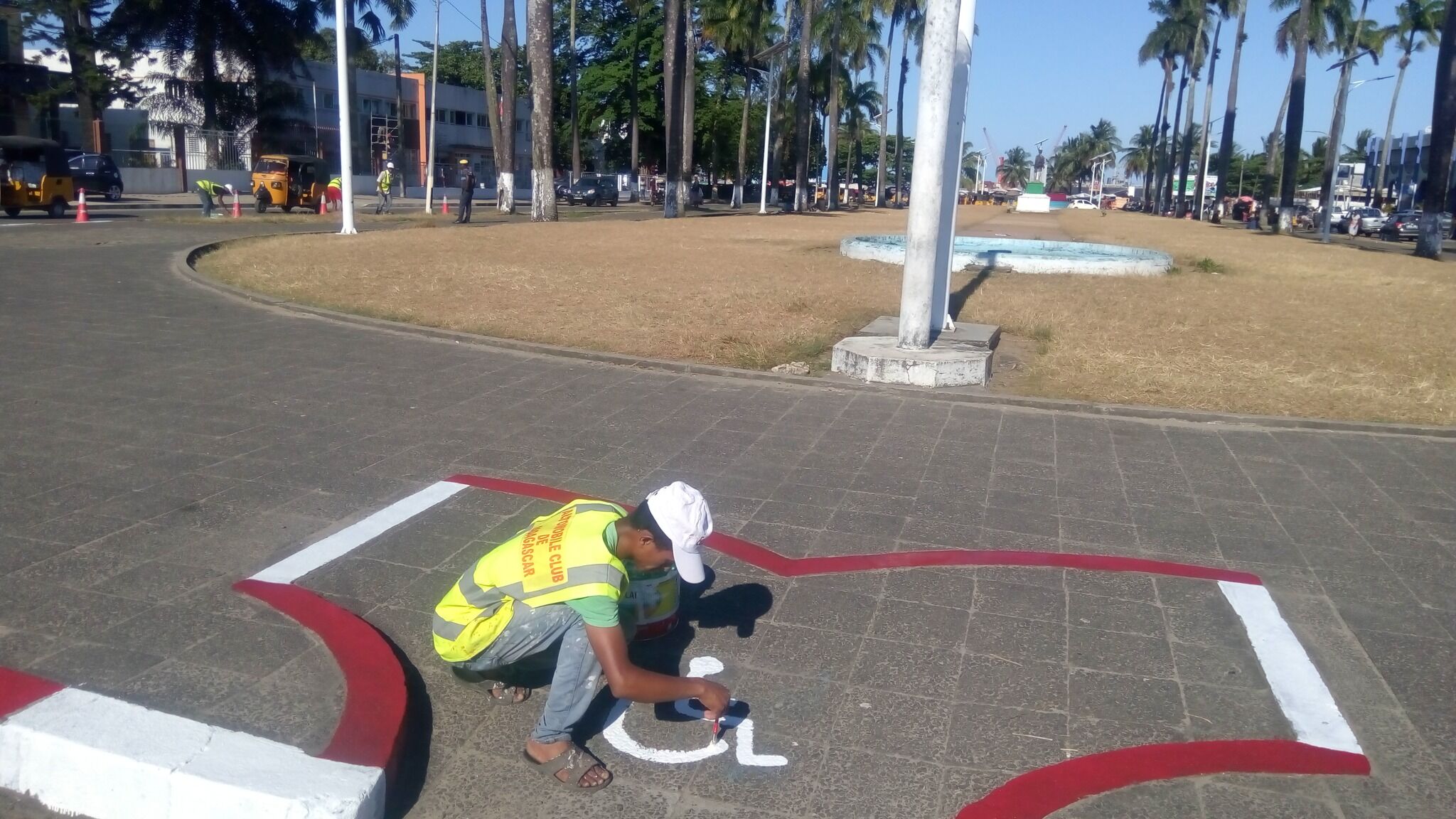 travaux de réhabilitation de signalisations routières réalisées par l’association ACM (Automobile Club de Madagascar) 