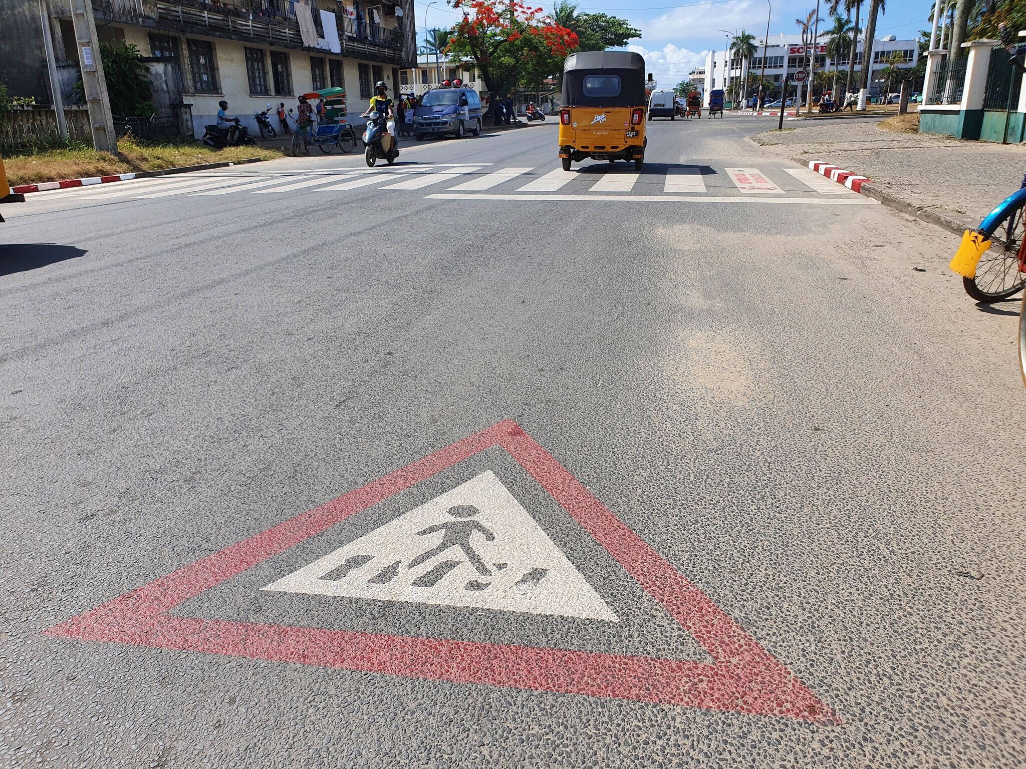 travaux de réhabilitation de signalisations routières réalisées par l’association ACM (Automobile Club de Madagascar) 