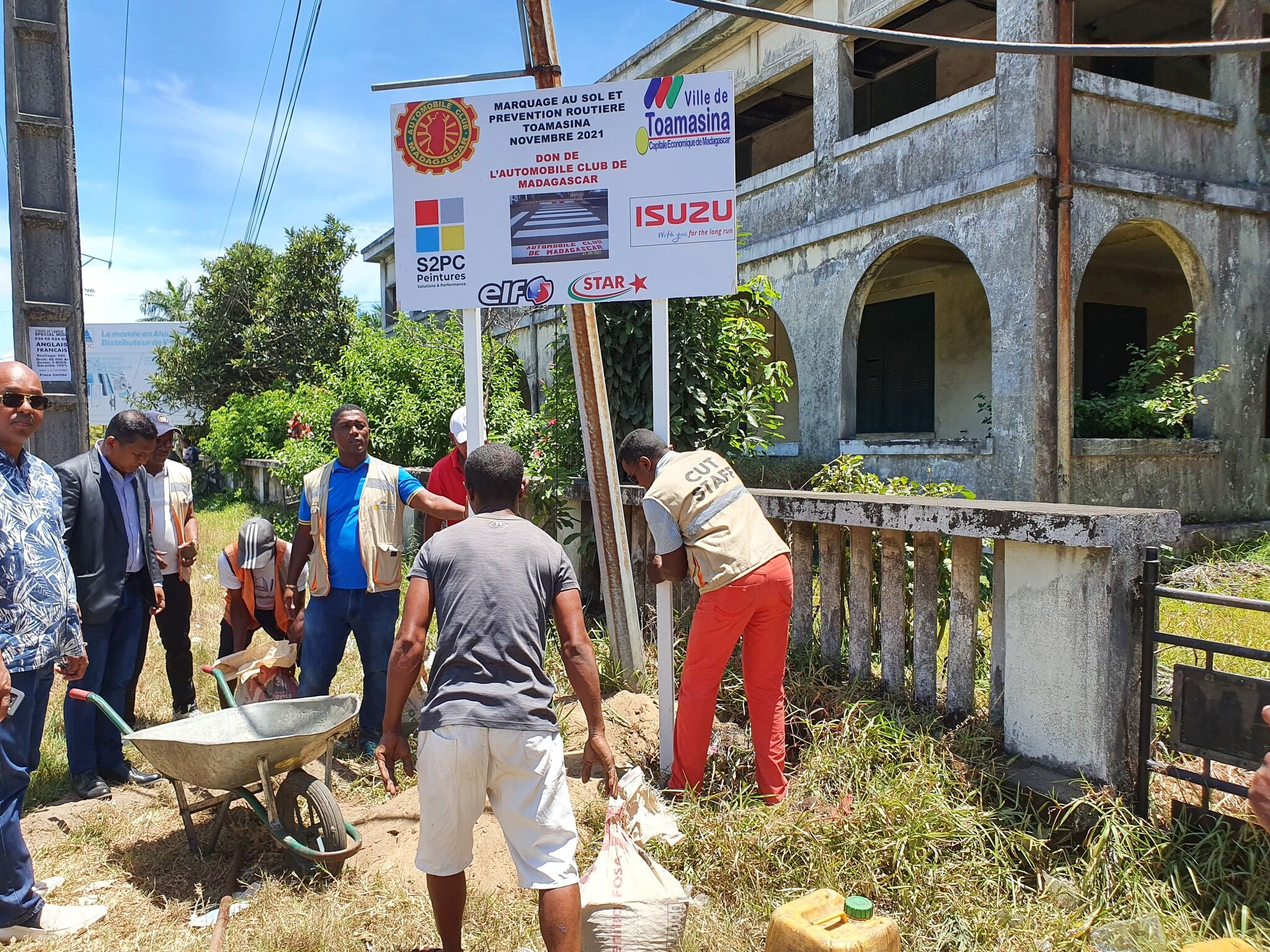 travaux de réhabilitation de signalisations routières réalisées par l’association ACM (Automobile Club de Madagascar) 