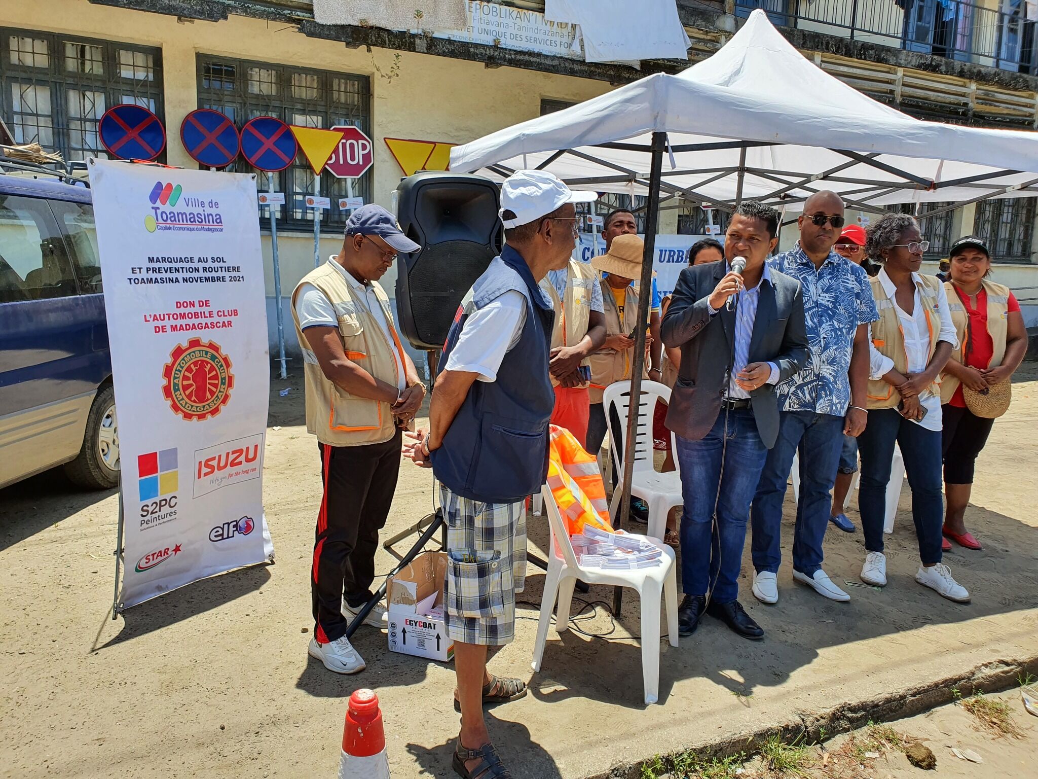 travaux de réhabilitation de signalisations routières réalisées par l’association ACM (Automobile Club de Madagascar) 