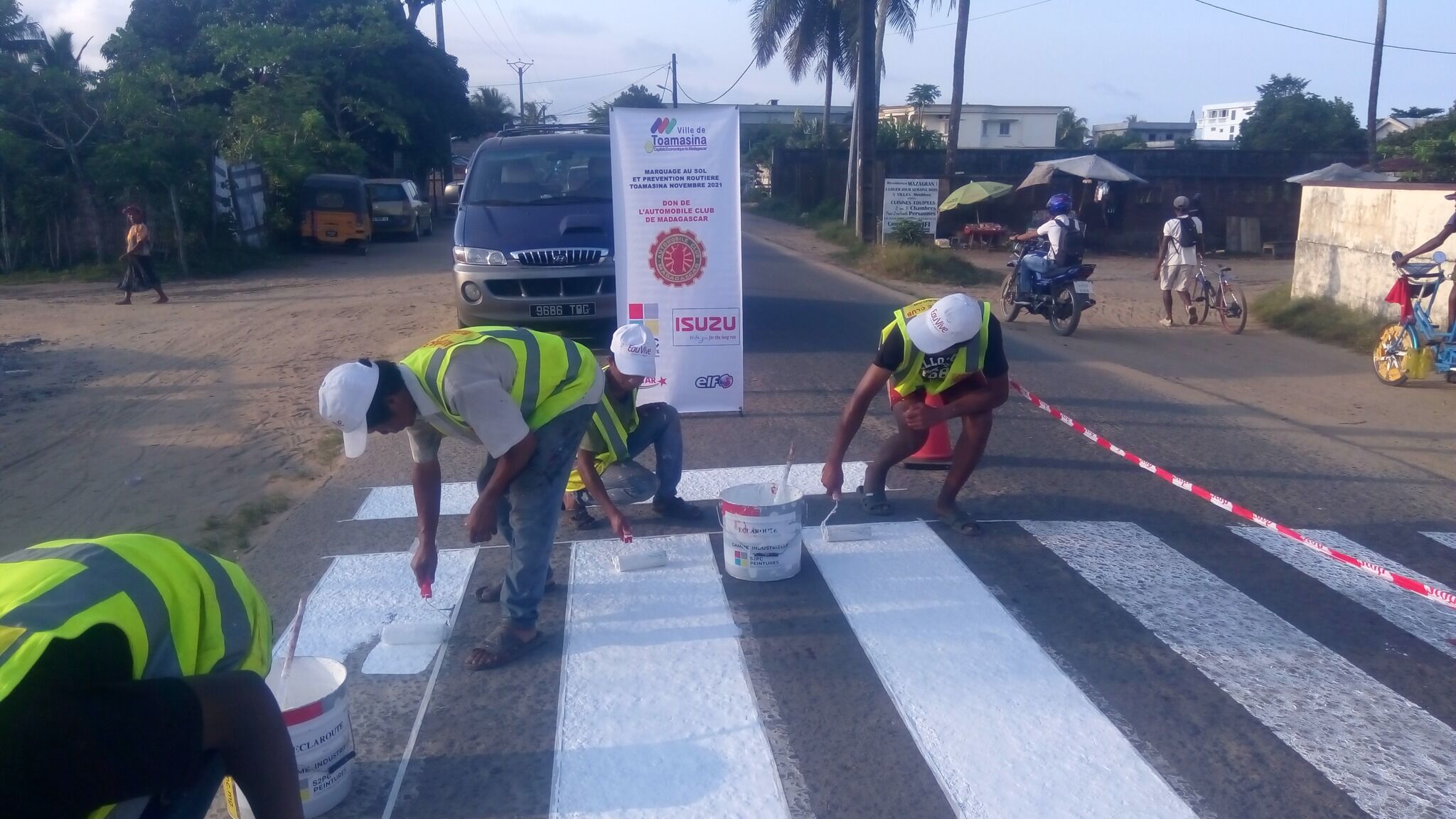 travaux de réhabilitation de signalisations routières réalisées par l’association ACM (Automobile Club de Madagascar) 