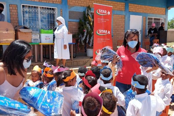 Dotation de fournitures scolaires et dispositifs de lavage des mains à la Sainte-Famille Mangabe Fenoarivo