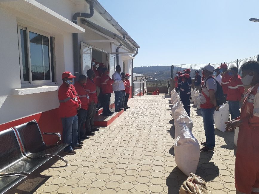 Distribution de riz aux employés de l'Usine Ambatolampy