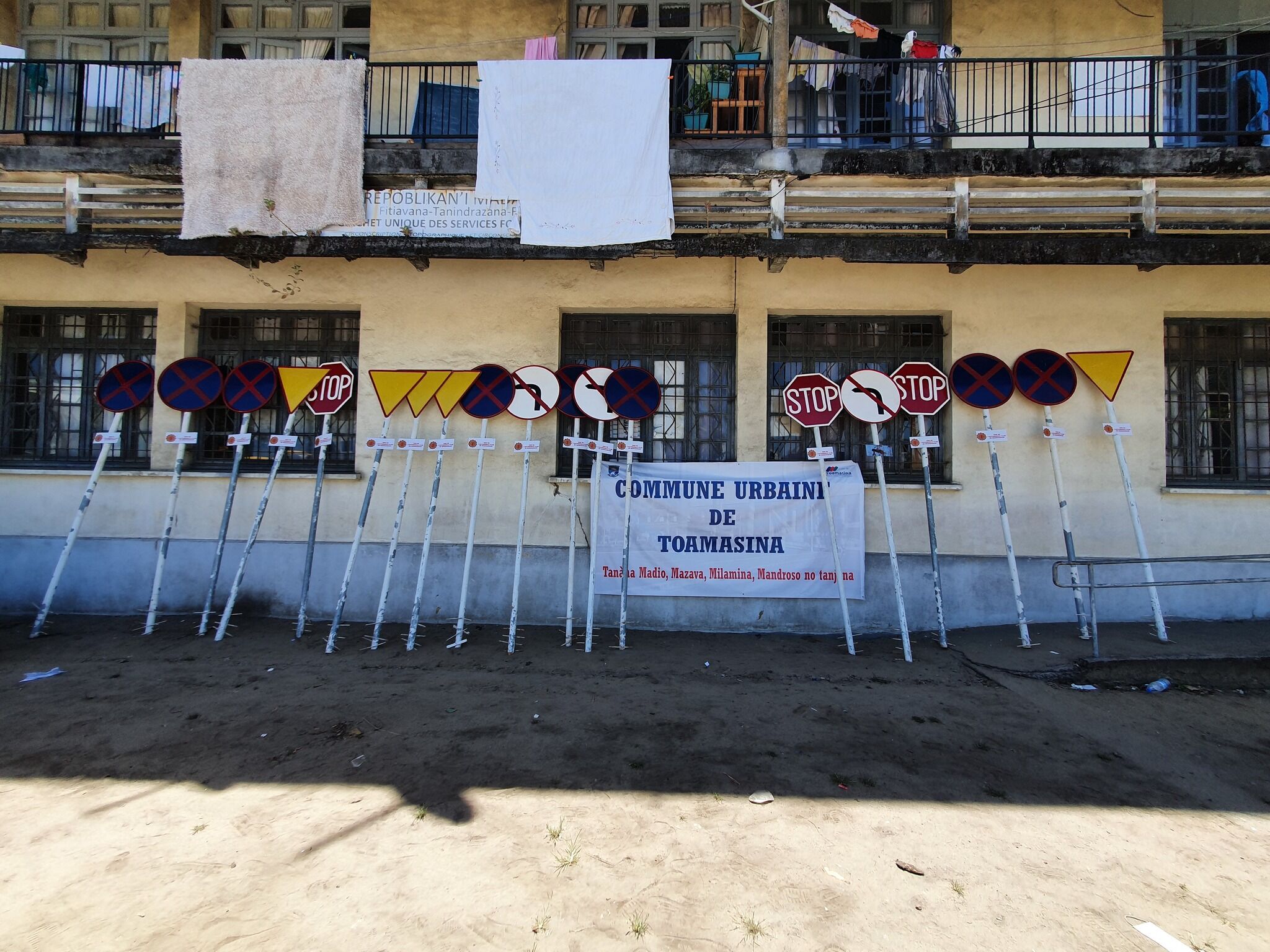 Travaux de réhabilitation de signalisations routières à Toamasina