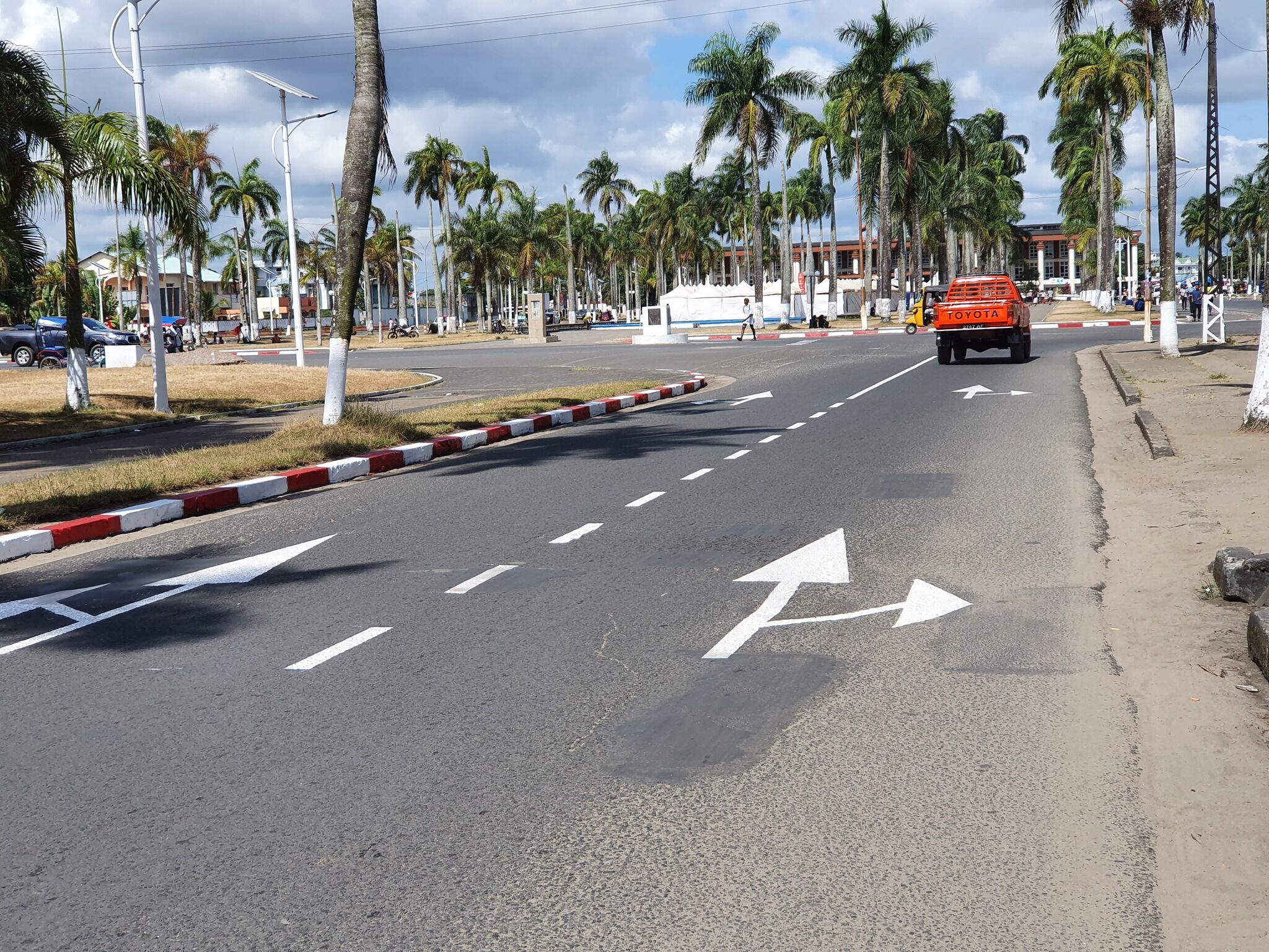 Travaux de réhabilitation de signalisations routières à Toamasina