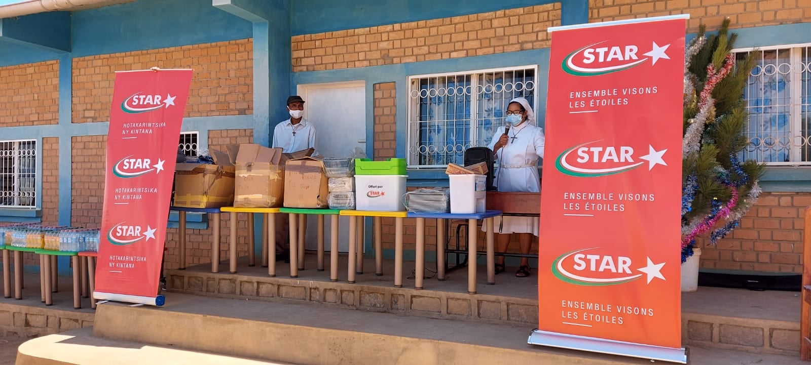 Dotation de fournitures scolaires et dispositifs de lavage des mains à la Sainte-Famille Mangabe Fenoarivo