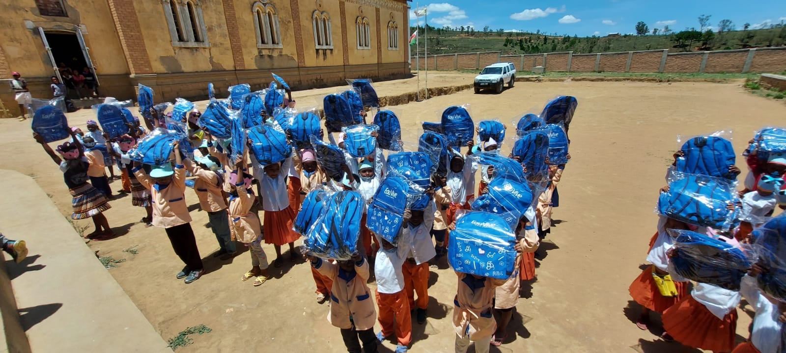 Dotation de fournitures scolaires et dispositifs de lavage des mains à la Sainte-Famille Mangabe Fenoarivo