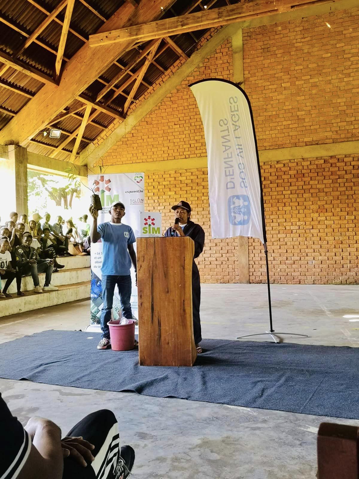 Reboisement avec les membres du SIM