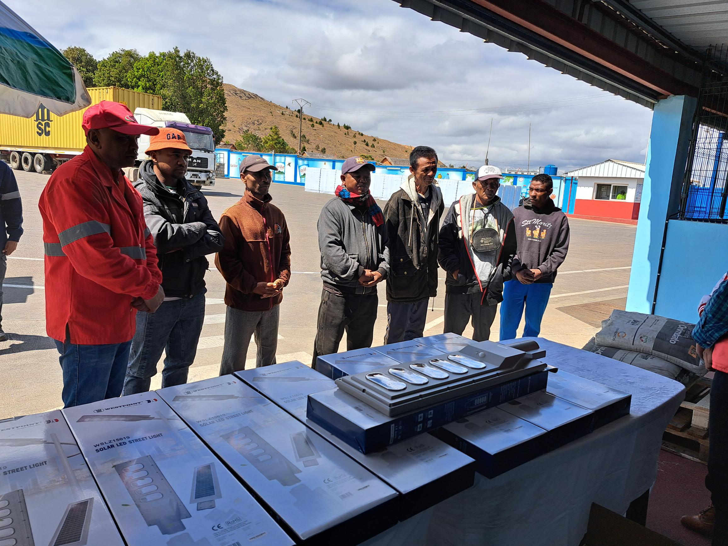 Des lampadaires solaires pour Andranovelona