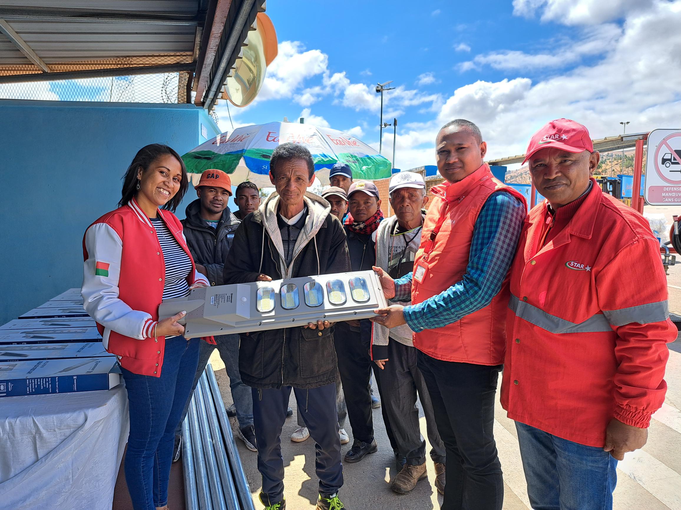 Des lampadaires solaires pour Andranovelona